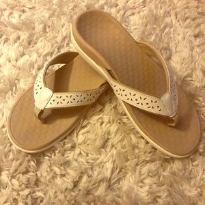 White vionic sandals